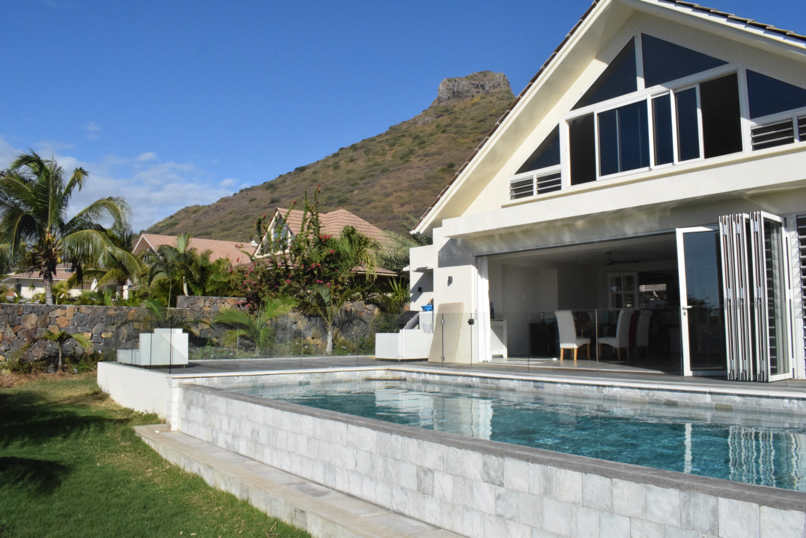 Maison / Villa 5 Chambre(s) en location à Tamarin, ouest, île Maurice – LexpressProperty.com | 260681 | Ref01