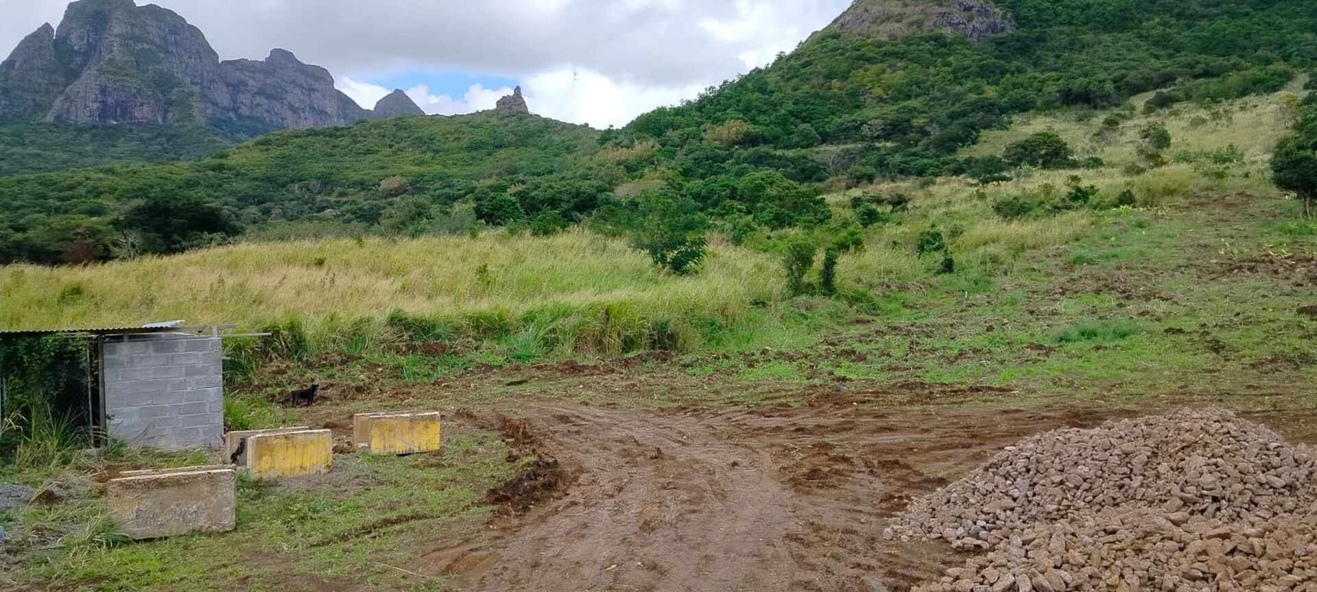 Residential land of 1108 m2 for sale in Crève Coeur, north, Mauritius – LexpressProperty.com | 586154 | Ref01
