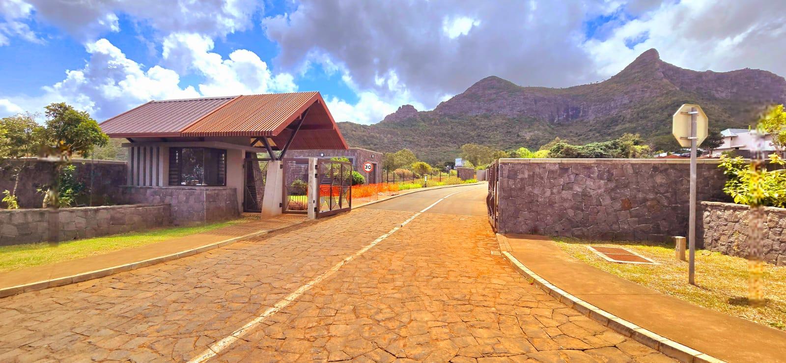 Residential land of 1963 m2 for sale in Bagatelle, center, Mauritius – LexpressProperty.com | 584998 | Ref01