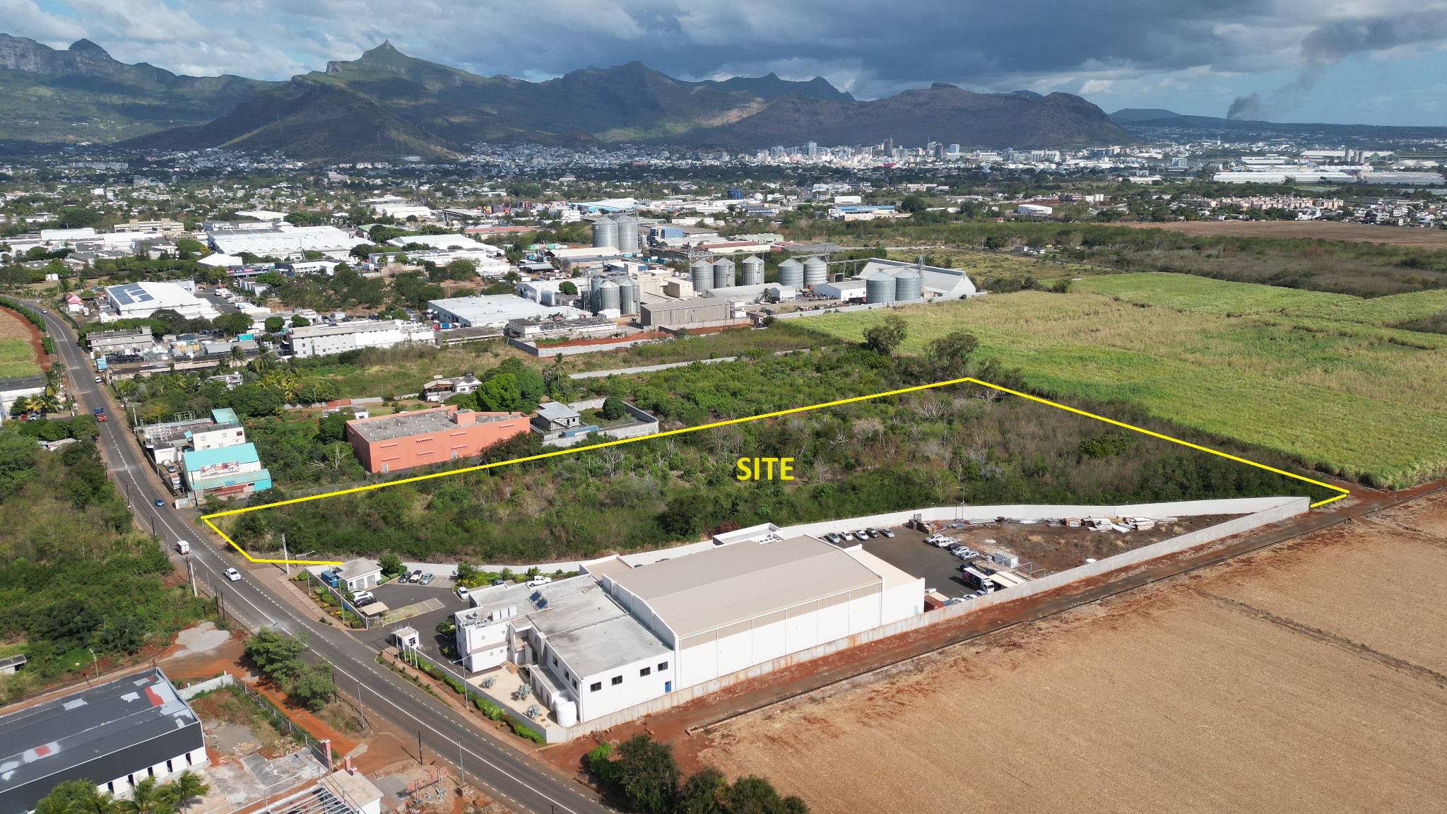 Terrain commercial de 26932 m2 en vente à Riche Terre, nord, île Maurice – LexpressProperty.com | 185561 | Ref01