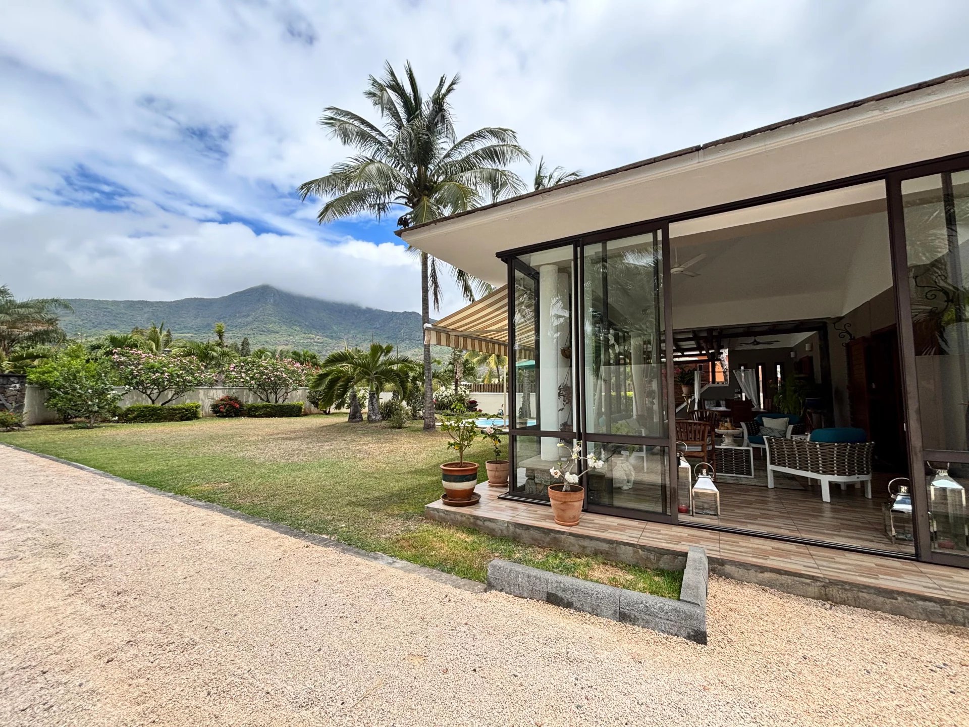Maison / Villa 5 Chambre(s) en vente à Petite Rivière Noire, ouest, île Maurice – LexpressProperty.com | 755035 | Ref01