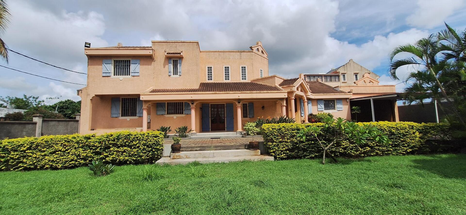 Maison / Villa 5 Chambre(s) en vente à Roches Brunes, centre, île Maurice – LexpressProperty.com | 699002 | Ref01