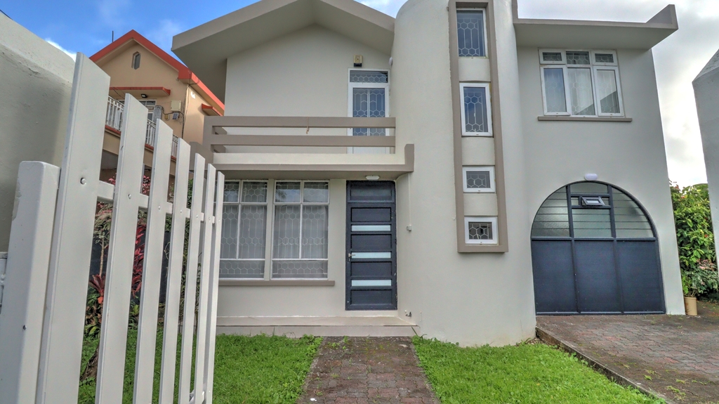 Maison / Villa 4 Chambre(s) en location à Curepipe, centre, île Maurice – LexpressProperty.com | 710309 | Ref01