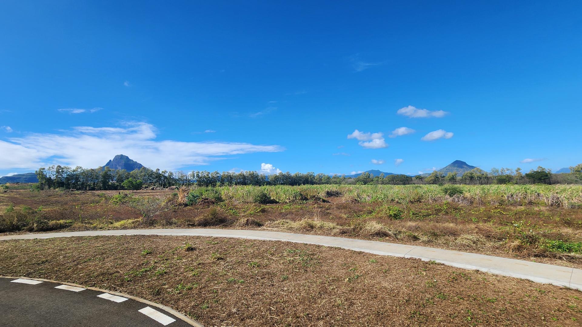 Residential land of 555 m2 for sale in Flic en Flac, west, Mauritius – LexpressProperty.com | 729672 | Ref01
