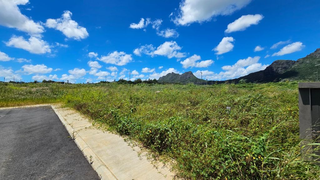 Residential land of 513 m2 for sale in Pierrefonds, west, Mauritius – LexpressProperty.com | 773874 | Ref01