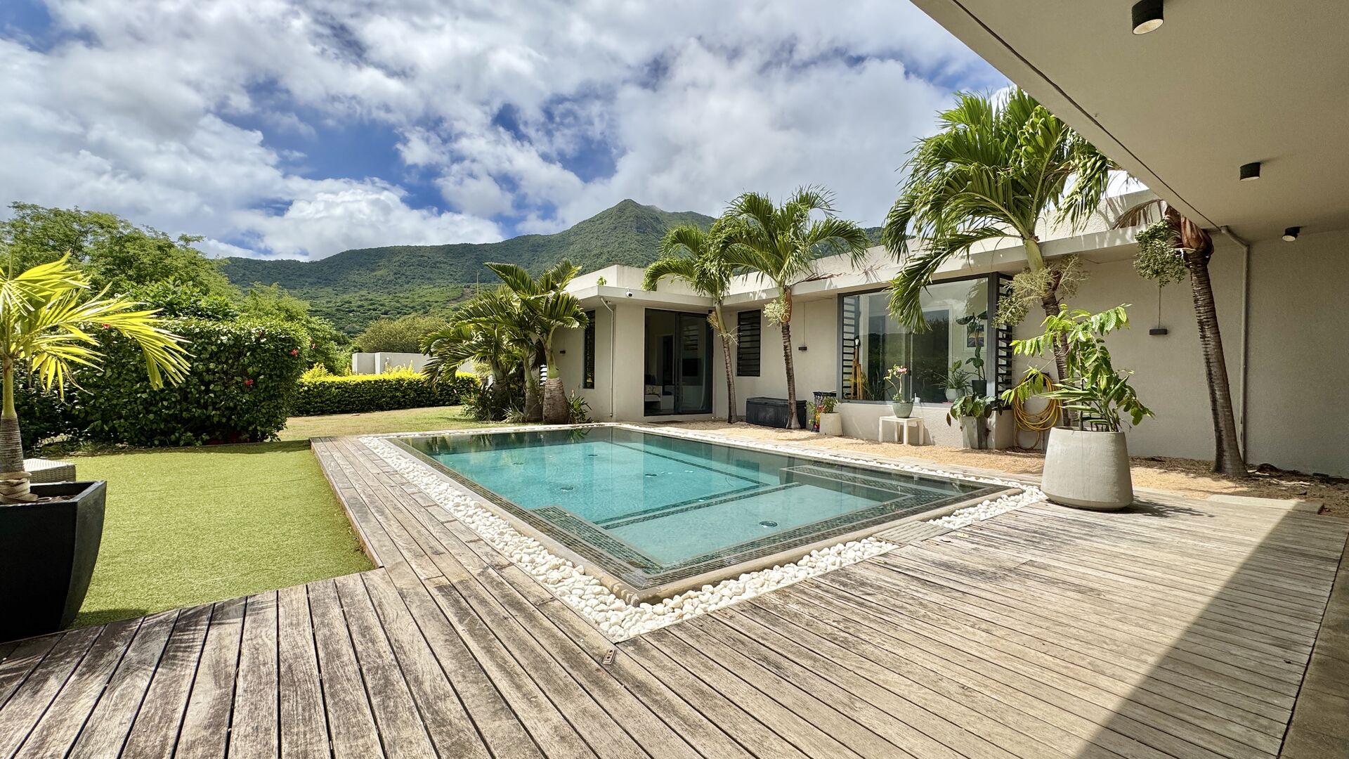 House / Villa of 5 bedrooms for sale in Petite Rivière Noire, west, Mauritius – LexpressProperty.com | 780769 | Ref01