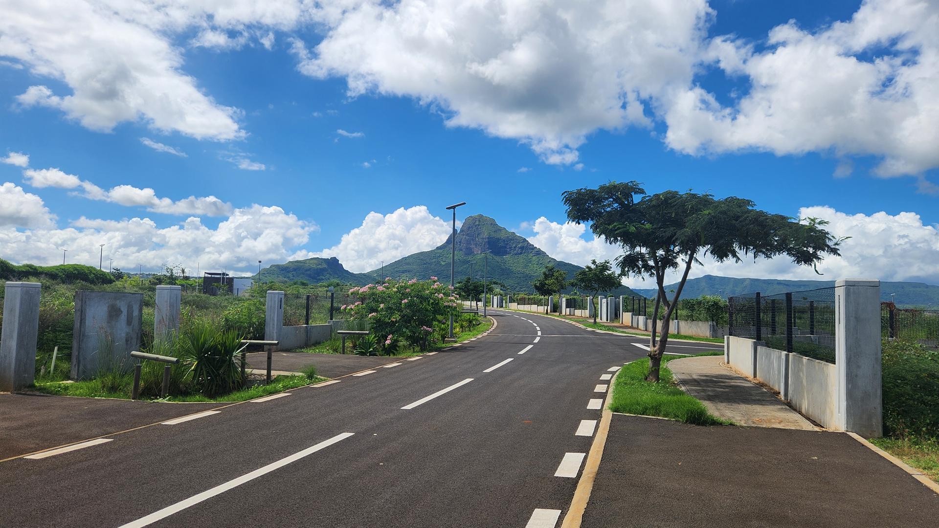 Residential land of 985 m2 for sale in Flic en Flac, west, Mauritius – LexpressProperty.com | 781806 | Ref01