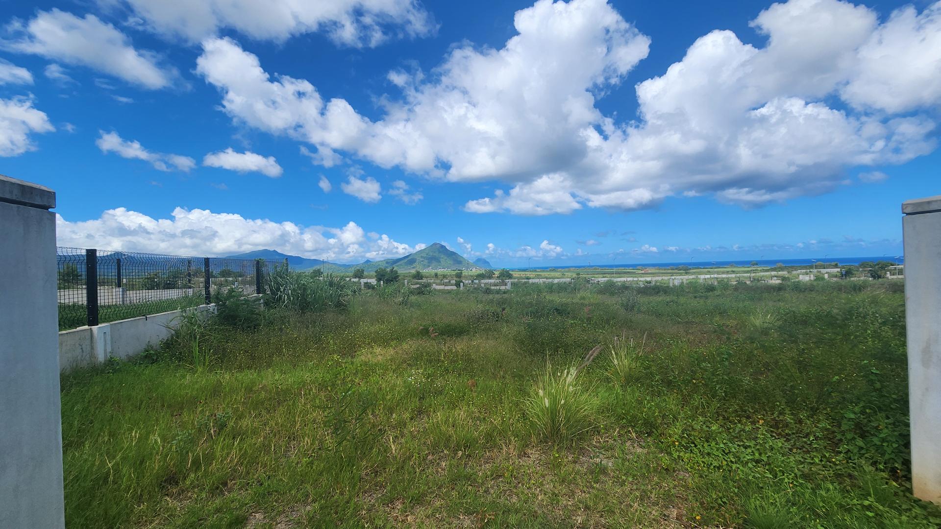 Residential land of 760 m2 for sale in Flic en Flac, west, Mauritius – LexpressProperty.com | 781801 | Ref01