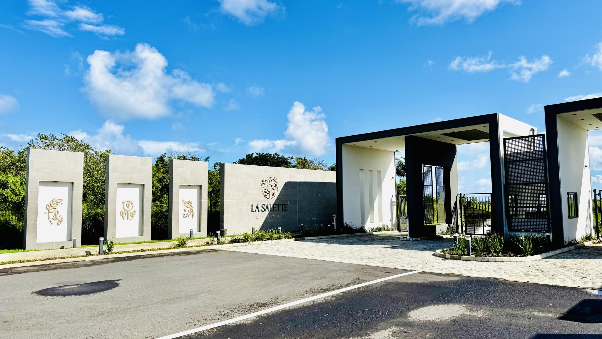 Residential land of 714 m2 for sale in Grand Bay, north, Mauritius – LexpressProperty.com | 784293 | Ref01