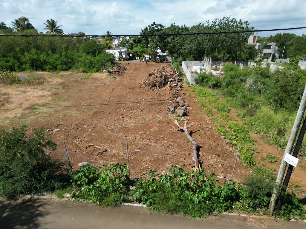 Residential land of 847 m2 for sale in Calodyne, north, Mauritius – LexpressProperty.com | 795526 | Ref01