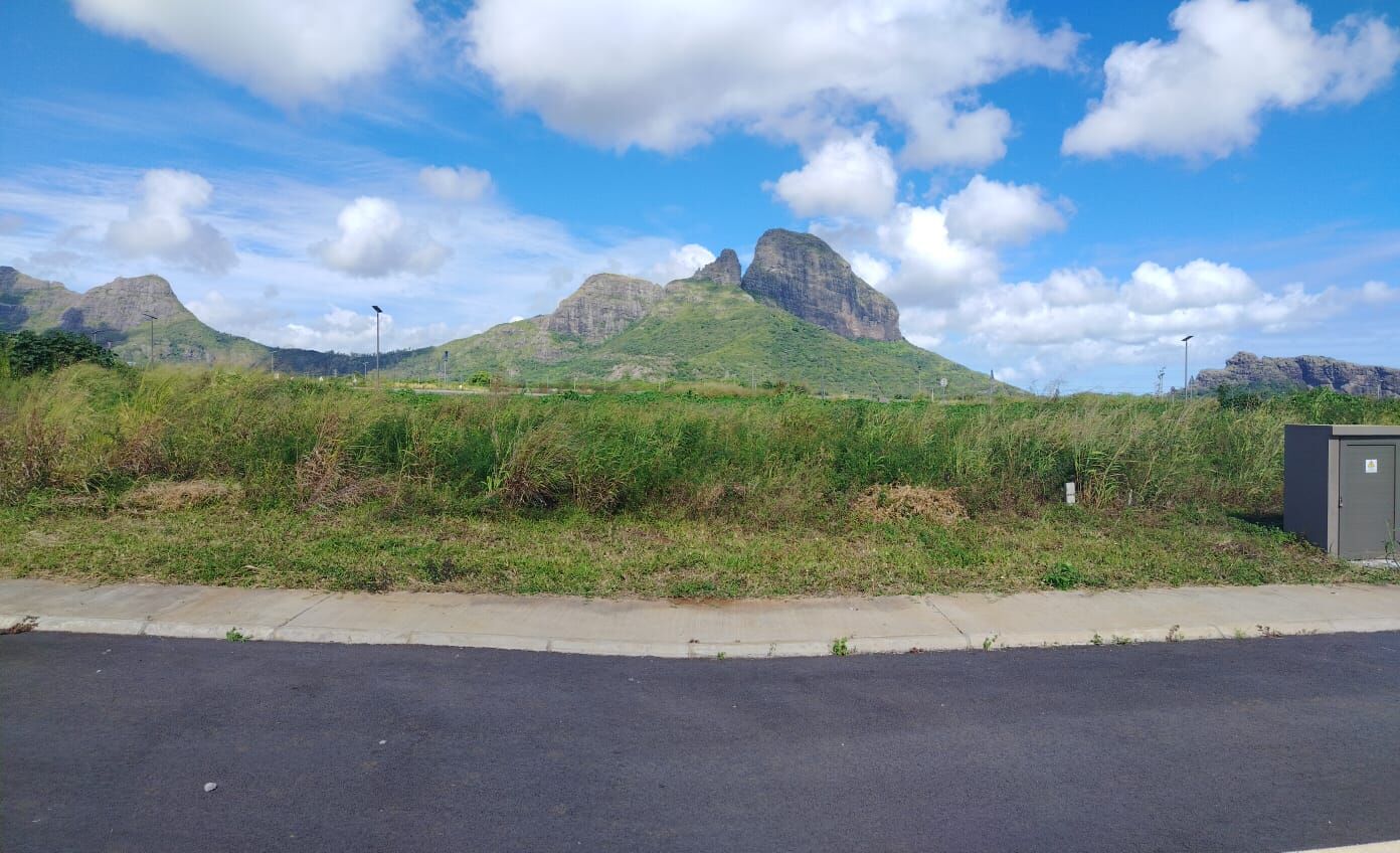Residential land of 513 m2 for sale in Pierrefonds, west, Mauritius – LexpressProperty.com | 795842 | Ref01
