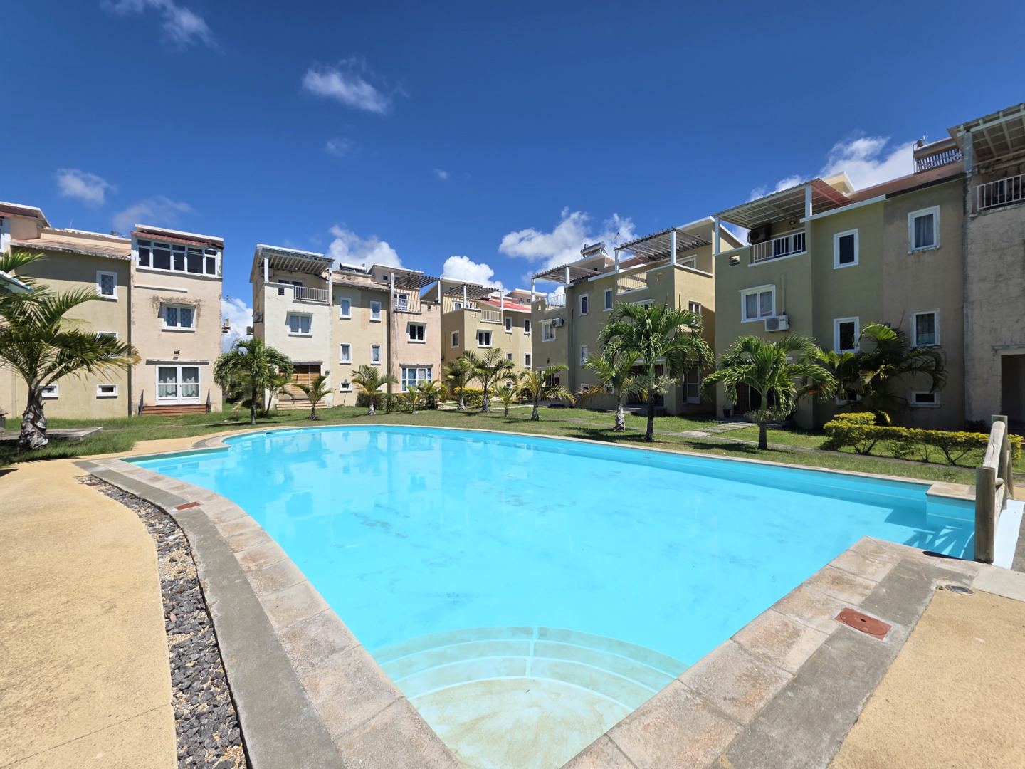 Townhouse / Duplex 2 Chambre(s) en vente à Grand Gaube, nord, île Maurice – LexpressProperty.com | 785929 | Ref01
