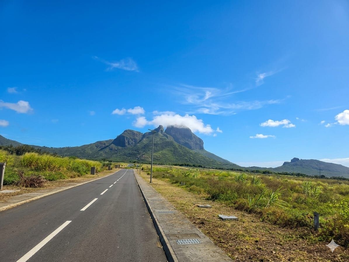 Residential land of 526 m2 for sale in Pierrefonds, west, Mauritius – LexpressProperty.com | 801246 | Ref01