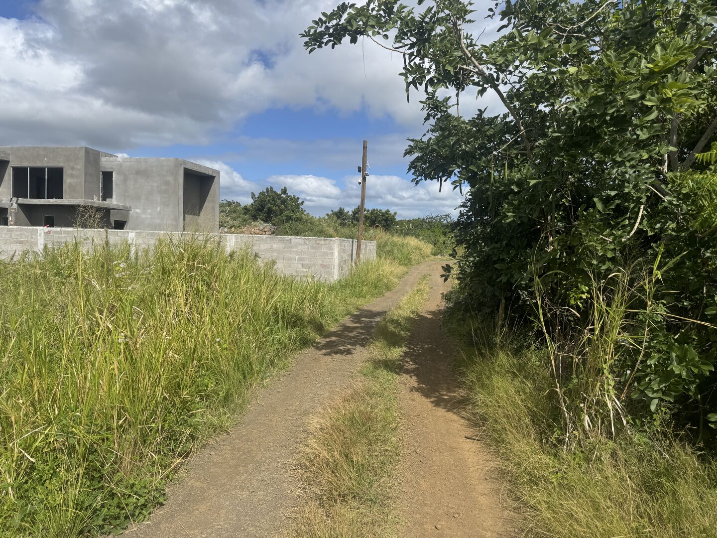 Residential land of 689 m2 for sale in Roche Terre, north, Mauritius – LexpressProperty.com | 810182 | Ref01