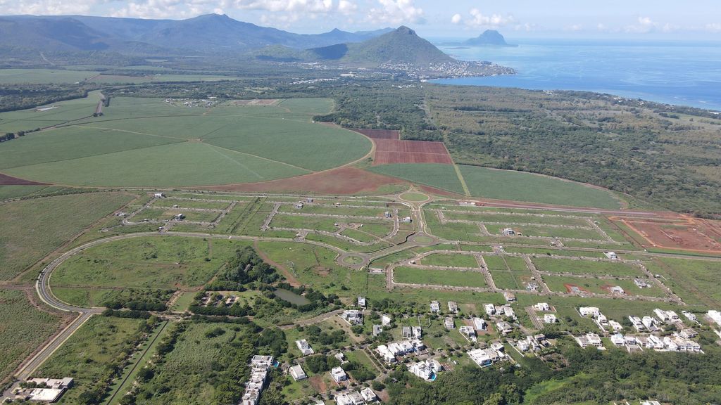 Residential land of 1680 m2 for sale in Flic en Flac, west, Mauritius – LexpressProperty.com | 810894 | Ref01