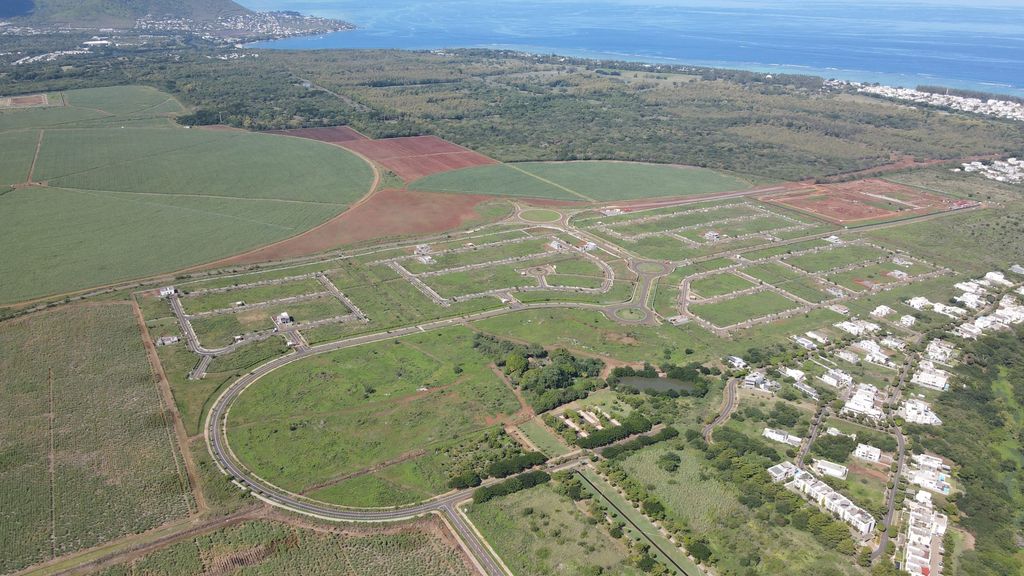 Residential land of 939 m2 for sale in Flic en Flac, west, Mauritius – LexpressProperty.com | 810892 | Ref01