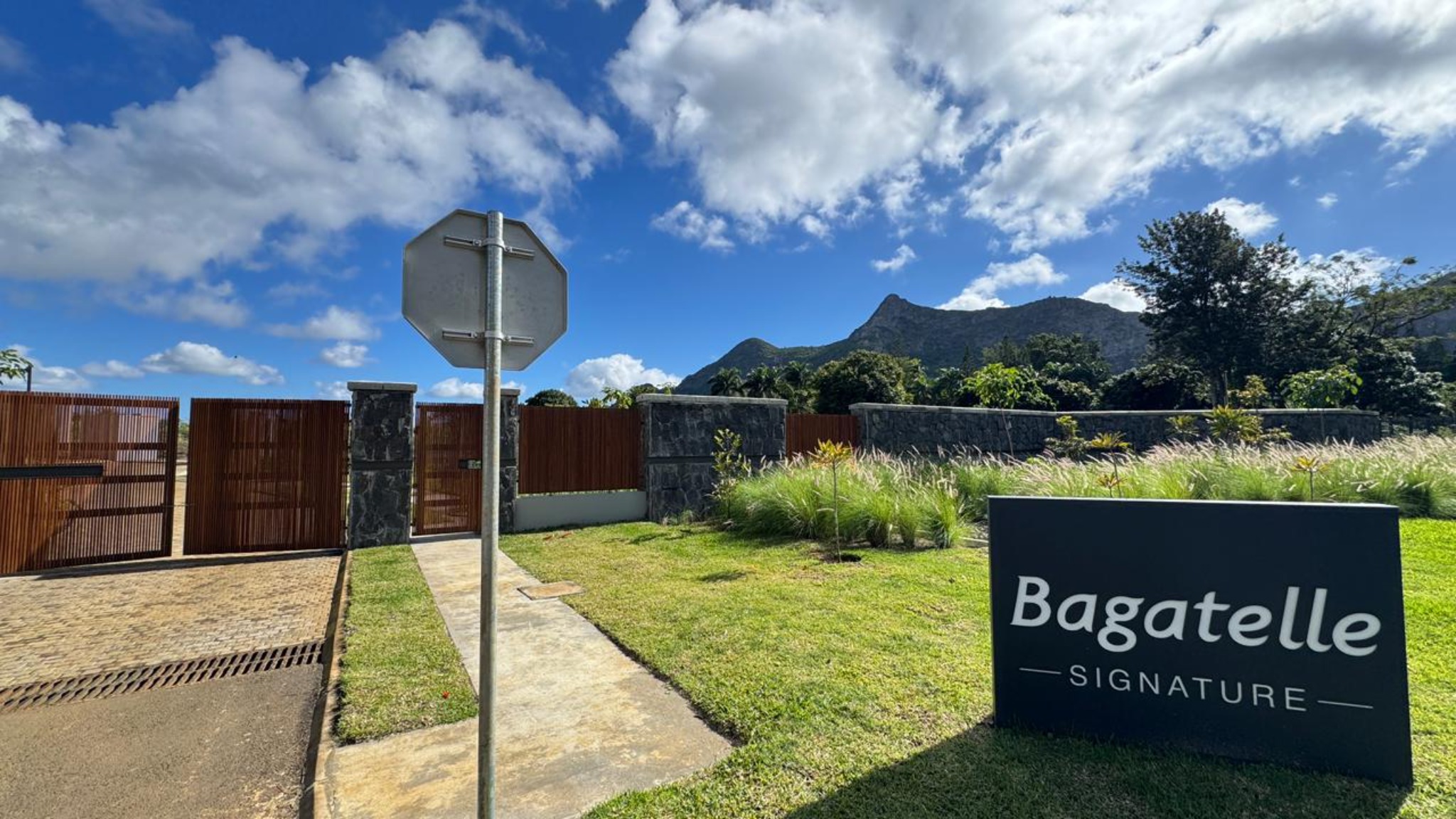 Residential land of 1417 m2 for sale in Moka, center, Mauritius – LexpressProperty.com | 801713 | Ref01