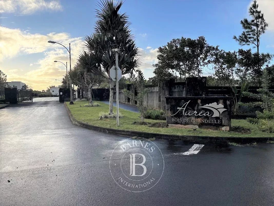 Residential land of 1046 m2 for sale in Moka, center, Mauritius – LexpressProperty.com | 812470 | Ref01