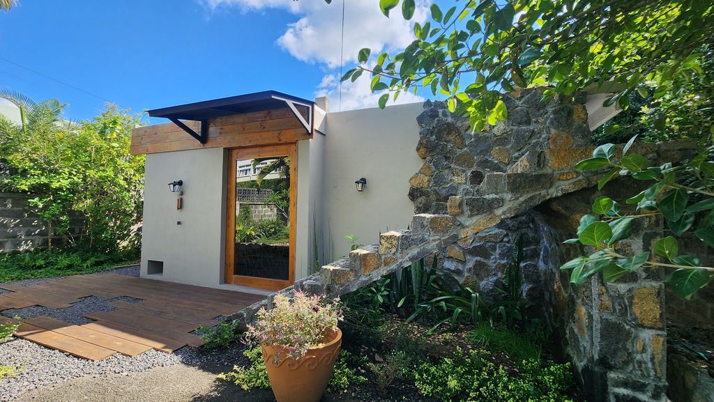House / Villa of 2 bedrooms for rent in Roches Brunes, center, Mauritius – LexpressProperty.com | 825328 | Ref01