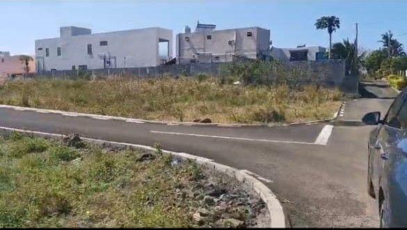 Residential land of 858 m2 for sale in The Vale, north, Mauritius – LexpressProperty.com | 798882 | Ref01
