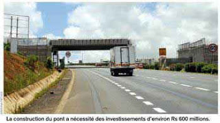 Une partie du pont de Bagatelle installée